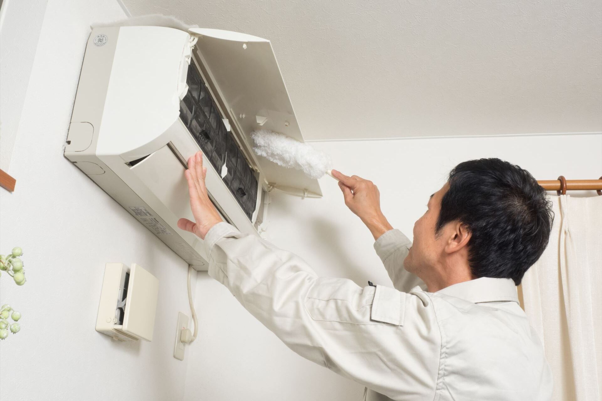 エアコンの清掃をする男性スタッフ